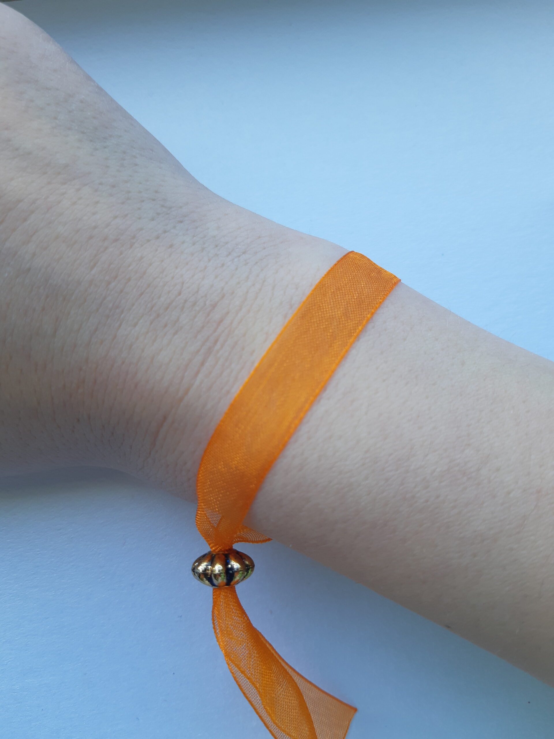 pastel stikstof Ziek persoon Armbandje van oranje lint met kraal - Hiekes jewels