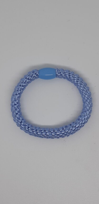 Leuk blauw armbandje. Niet te onderscheiden van de originele Kknekki, maar van goede kwaliteit. Te gebruiken als armbandje of haarbandje (haarelastiekje).